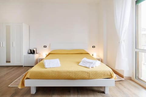 Bed, Coffee/tea facilities, Photo of the whole room, Bedroom, towels, wardrobe