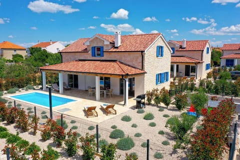 Property building, Day, Garden, Pool view, Swimming pool, sunbed