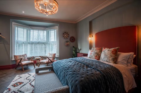 Bed, Seating area, Bedroom