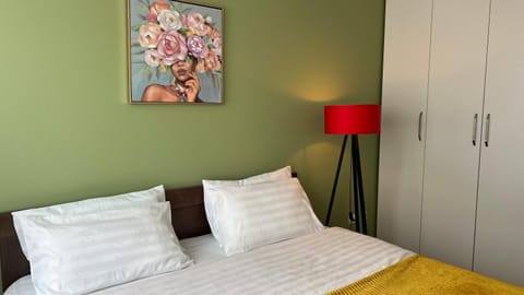 Bed, Photo of the whole room, Decorative detail, Bedroom, wardrobe