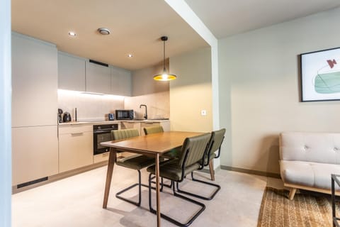 Kitchen or kitchenette, Dining area