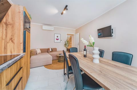 TV and multimedia, Kitchen or kitchenette, Living room, Seating area, Dining area