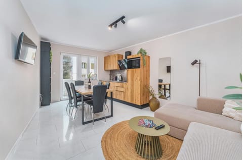 TV and multimedia, Kitchen or kitchenette, Living room, Seating area, Dining area