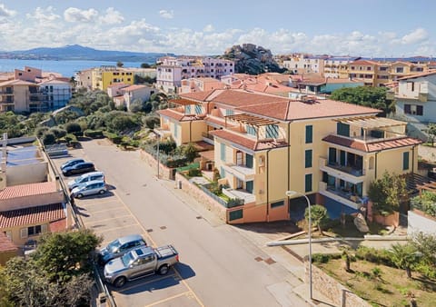 Property building, Day, Neighbourhood, Natural landscape, Bird's eye view, Location, Parking