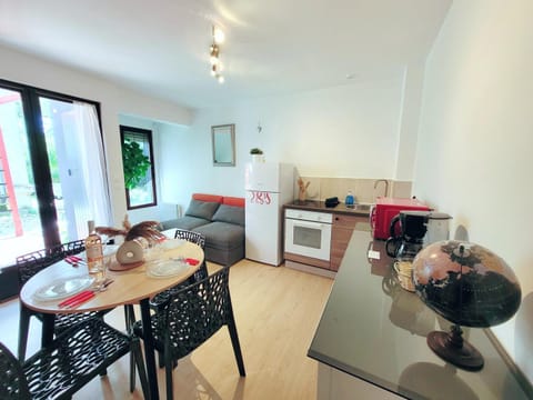 Kitchen or kitchenette, Living room, Seating area, Dining area, microwave, oven, stove, kitchen