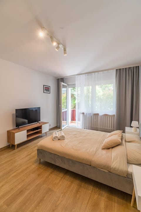 Bed, TV and multimedia, Photo of the whole room, Seating area, Evening entertainment, Bedroom