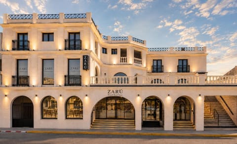 Property building, Restaurant/places to eat, Facade/entrance, Balcony/Terrace, Lounge or bar, Breakfast, Location, Parking, heating, internet, elevator, air conditioner