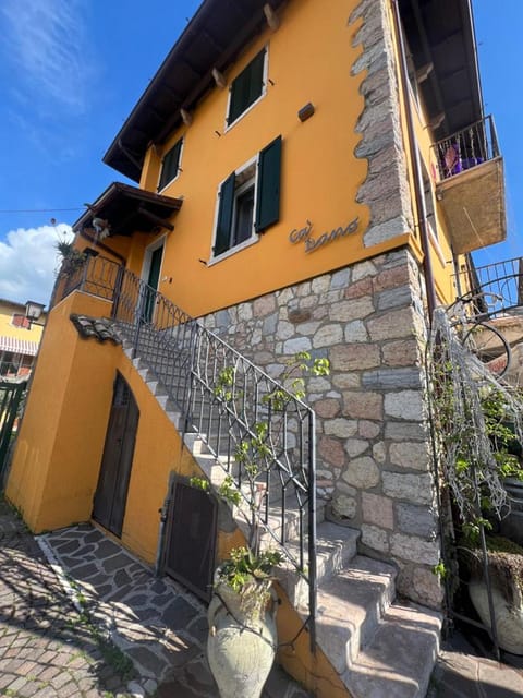 Caivano Rooms New Opening Bed and Breakfast in Torri del Benaco