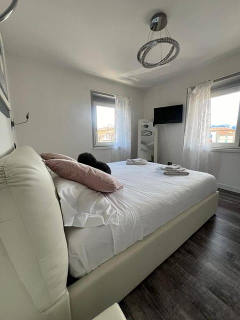 Caivano Rooms New Opening Bed and Breakfast in Torri del Benaco