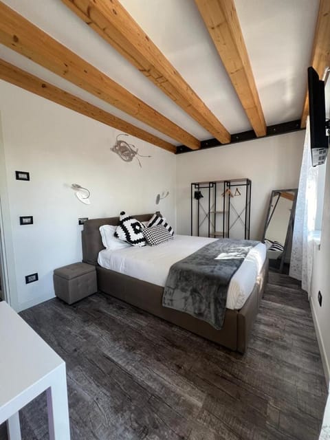 Caivano Rooms New Opening Bed and Breakfast in Torri del Benaco