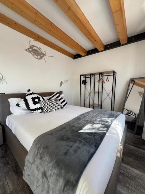Caivano Rooms New Opening Bed and Breakfast in Torri del Benaco