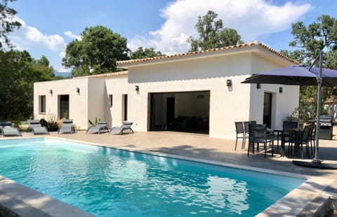 Property building, Patio, Day, Pool view, Swimming pool, sunbed