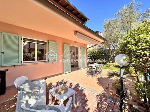 Property building, Patio, Spring, Day, Garden, Garden view