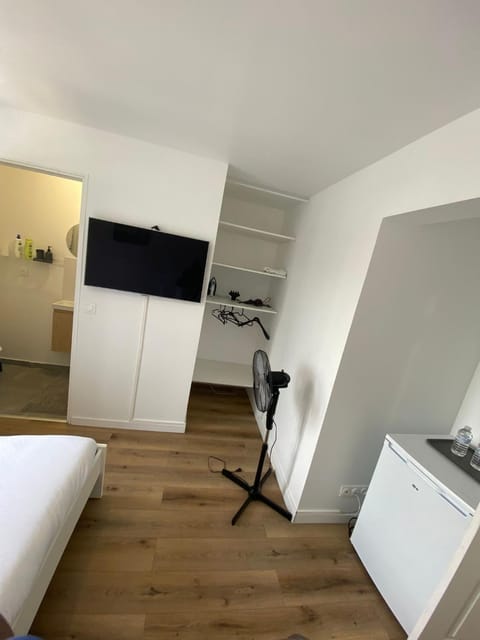 Bed, TV and multimedia, Bedroom