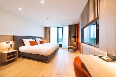 Bed, TV and multimedia, Photo of the whole room, Seating area, Bedroom