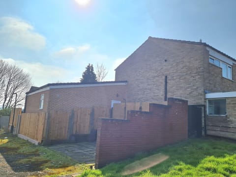 Central Guest Room - En-Suite Parking Apartment in Metropolitan Borough of Solihull