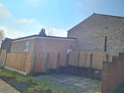 Central Guest Room - En-Suite Parking Apartment in Metropolitan Borough of Solihull