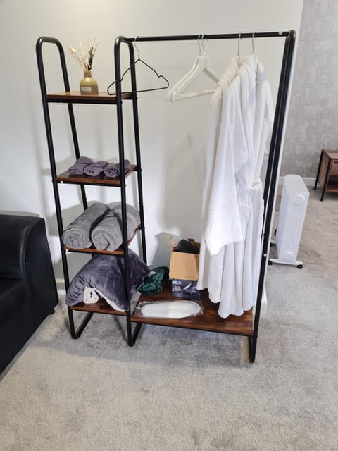 Central Guest Room - En-Suite Parking Apartment in Metropolitan Borough of Solihull