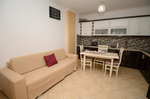 Kitchen or kitchenette, Dining area, stove