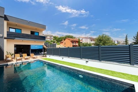 Property building, Day, Pool view, Swimming pool, sunbed