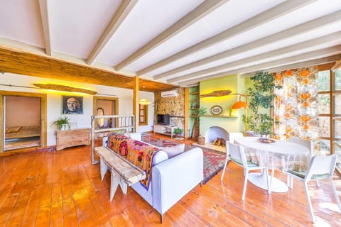 TV and multimedia, Living room, Dining area, fireplace
