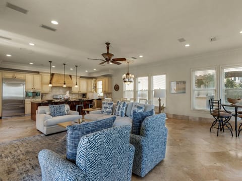 Kitchen or kitchenette, Living room, Seating area, Dining area