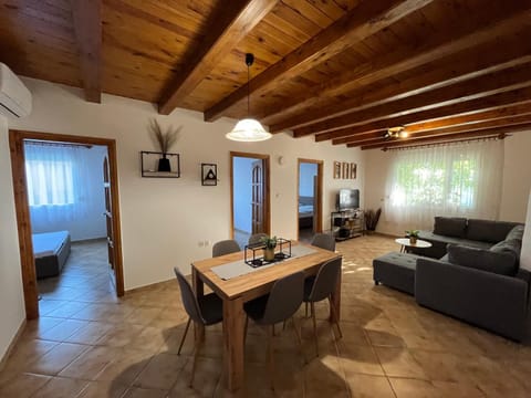 TV and multimedia, Living room, Seating area, Dining area