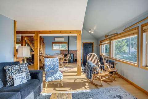 Bay and Horizon Views! Crabbing and Fishing Close By! Hilltop Heights House in Waldport