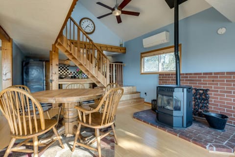 Bay and Horizon Views! Crabbing and Fishing Close By! Hilltop Heights House in Waldport