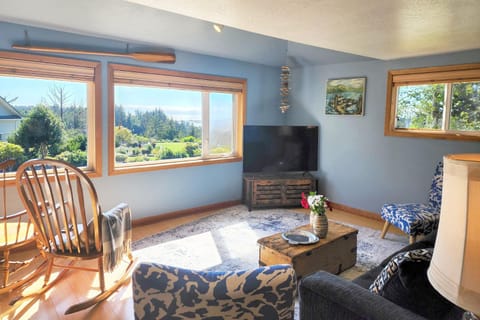 Bay and Horizon Views! Crabbing and Fishing Close By! Hilltop Heights House in Waldport