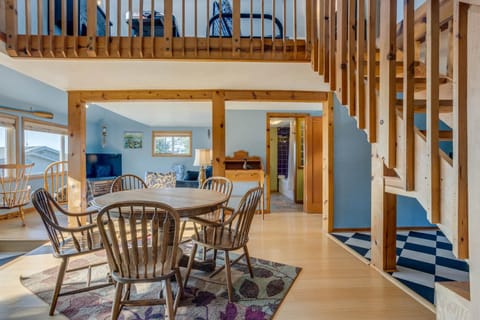 Bay and Horizon Views! Crabbing and Fishing Close By! Hilltop Heights House in Waldport