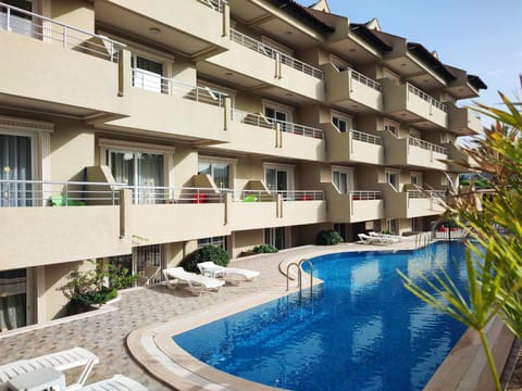 Property building, Pool view, Swimming pool, Swimming pool, sunbed