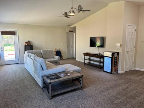 Communal lounge/ TV room, TV and multimedia, Living room, Seating area, Evening entertainment