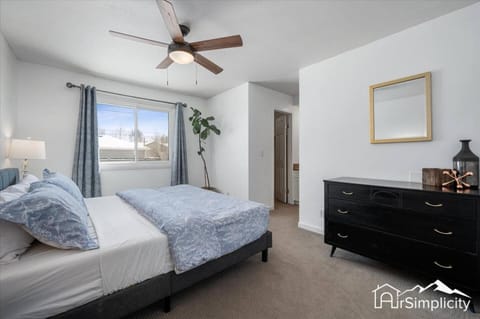 Quiet Denver retreat w hot tub & fireplace House in Denver