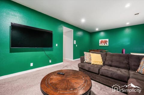 Quiet Denver retreat w hot tub & fireplace House in Denver