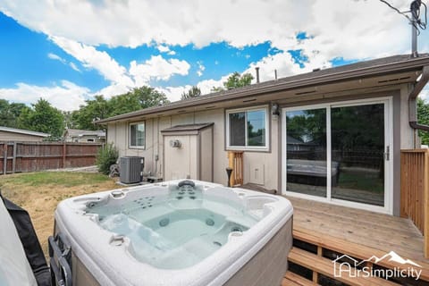 Quiet Denver retreat w hot tub & fireplace House in Denver