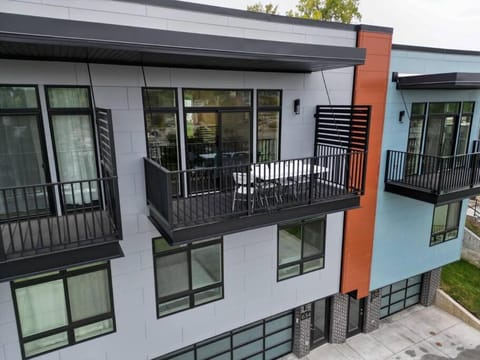 Luxury 3-Bedroom Townhome - Spectacular Views Apartment in Dundee-Happy Hollow