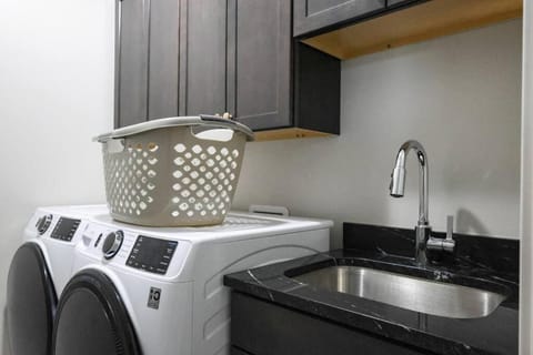 Luxury 3-Bedroom Townhome - Spectacular Views Apartment in Dundee-Happy Hollow