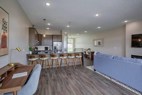 Luxury 3-Bedroom Townhome - Spectacular Views Apartment in Dundee-Happy Hollow