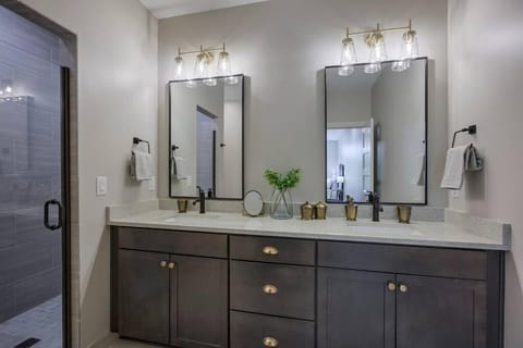 Luxury 3-Bedroom Townhome - Spectacular Views Apartment in Dundee-Happy Hollow