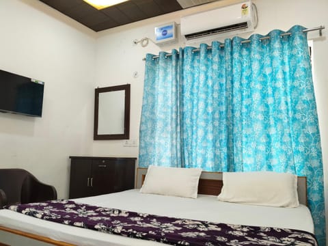 Communal lounge/ TV room, Bed, TV and multimedia, Photo of the whole room, Bedroom, air conditioner