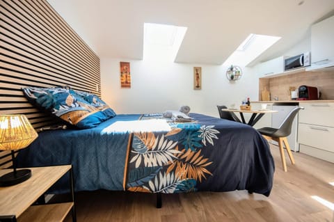 Bed, Dining area, Bedroom