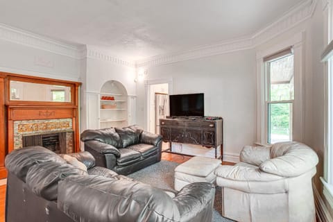 Charming Champaign Victorian with Deck! House in Champaign