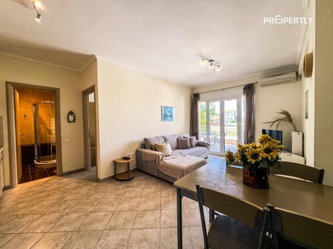 Bed, Living room, Photo of the whole room, Seating area, Dining area, Bedroom