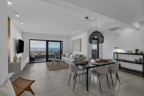 Coffee/tea facilities, Kitchen or kitchenette, Living room, Seating area, Dining area, Food