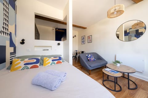 Bed, Living room, Photo of the whole room, Seating area, Bedroom