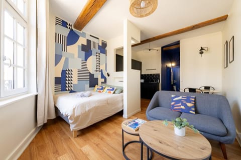 Bed, Living room, Photo of the whole room, Seating area, Bedroom