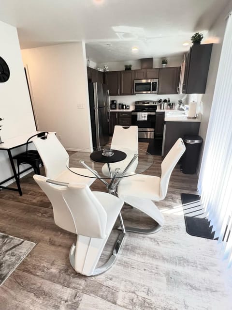 Kitchen or kitchenette, Seating area, Dining area, oven, stove