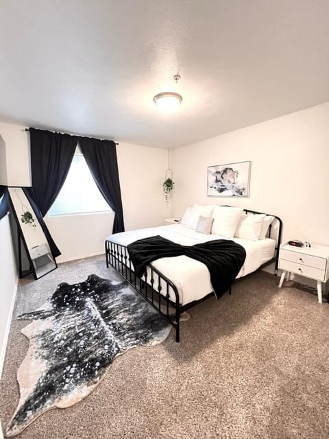 Bed, Photo of the whole room, Bedroom