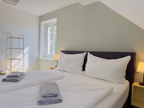 Bed, Bedroom, towels